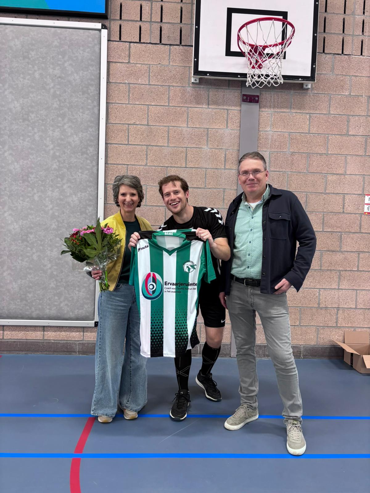 Nieuwe sponsorshirts uitgereikt